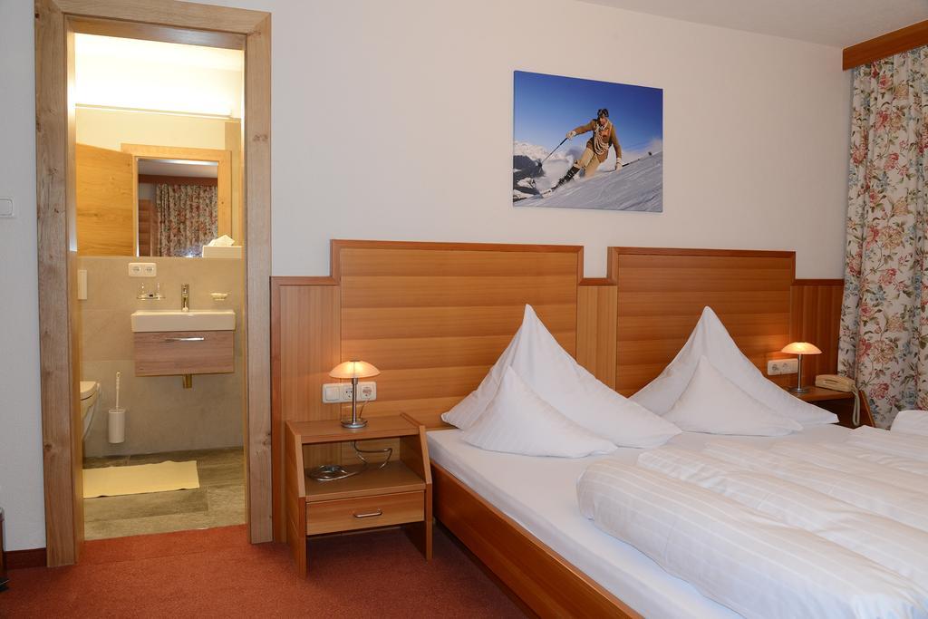 "Quality Hosts Arlberg" Hotel Garni Moessmer Sankt Anton am Arlberg Bagian luar foto