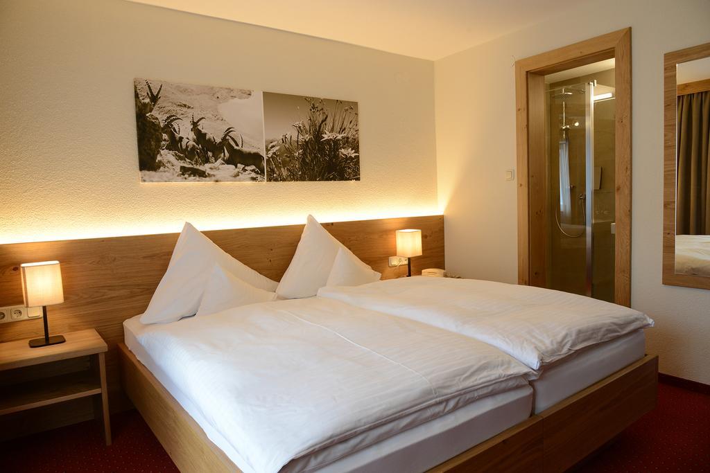 "Quality Hosts Arlberg" Hotel Garni Moessmer Sankt Anton am Arlberg Bagian luar foto