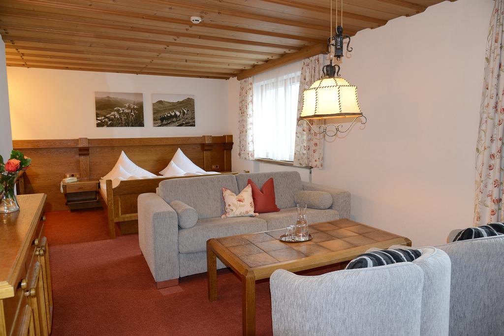 "Quality Hosts Arlberg" Hotel Garni Moessmer Sankt Anton am Arlberg Bagian luar foto