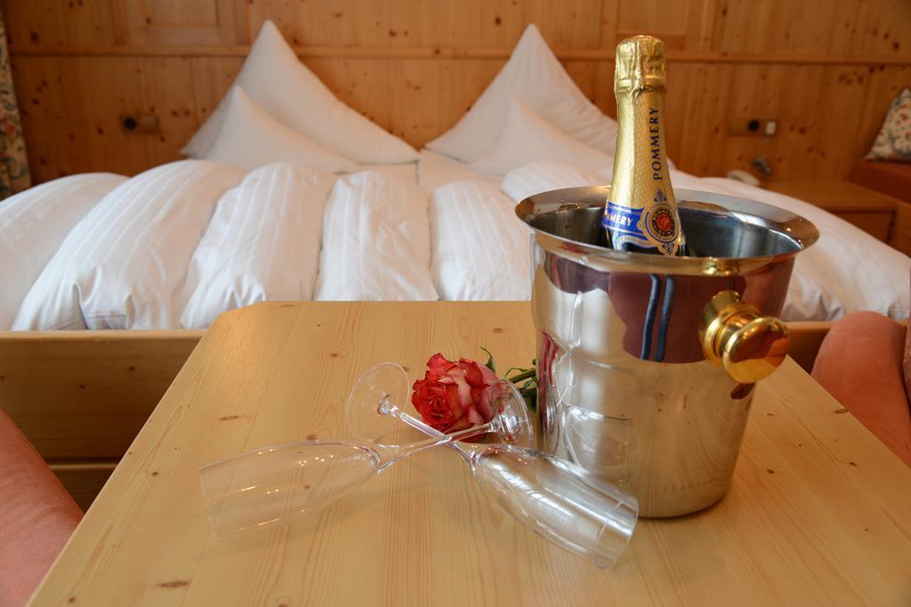 "Quality Hosts Arlberg" Hotel Garni Moessmer Sankt Anton am Arlberg Bagian luar foto