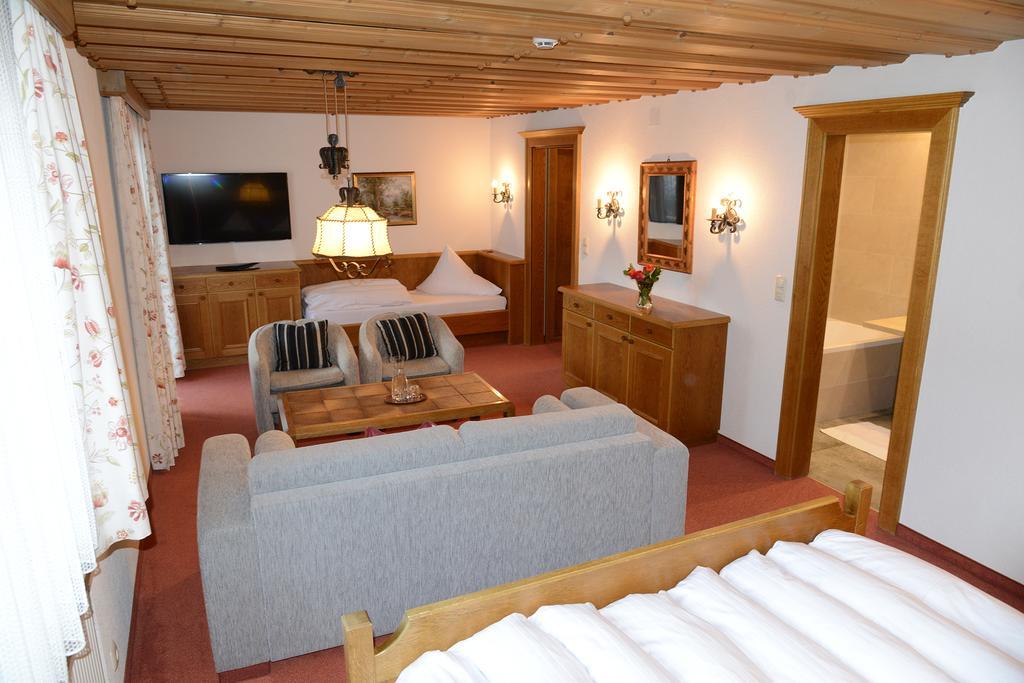 "Quality Hosts Arlberg" Hotel Garni Moessmer Sankt Anton am Arlberg Bagian luar foto