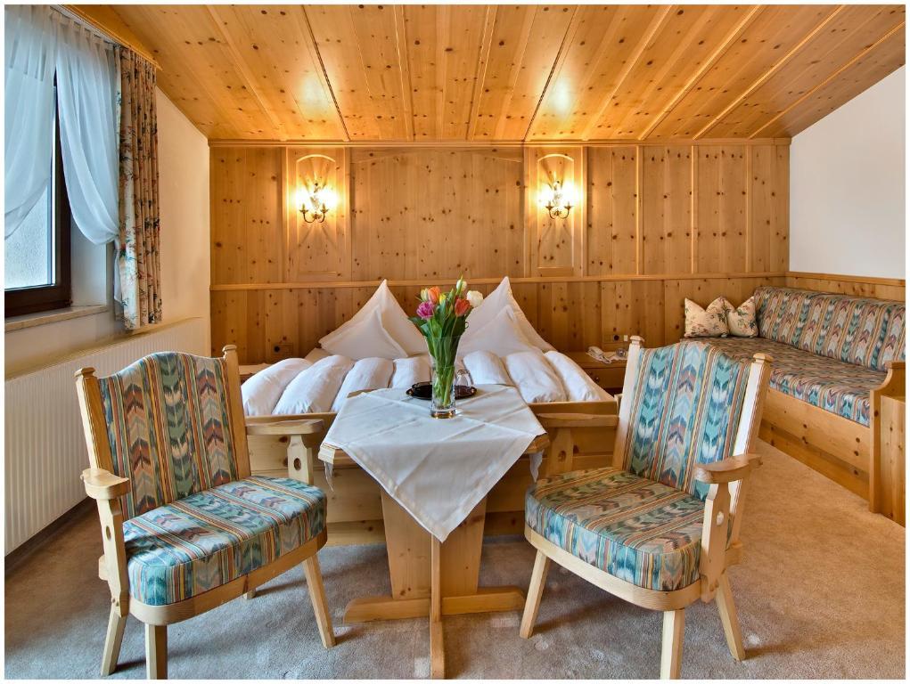 "Quality Hosts Arlberg" Hotel Garni Moessmer Sankt Anton am Arlberg Bagian luar foto